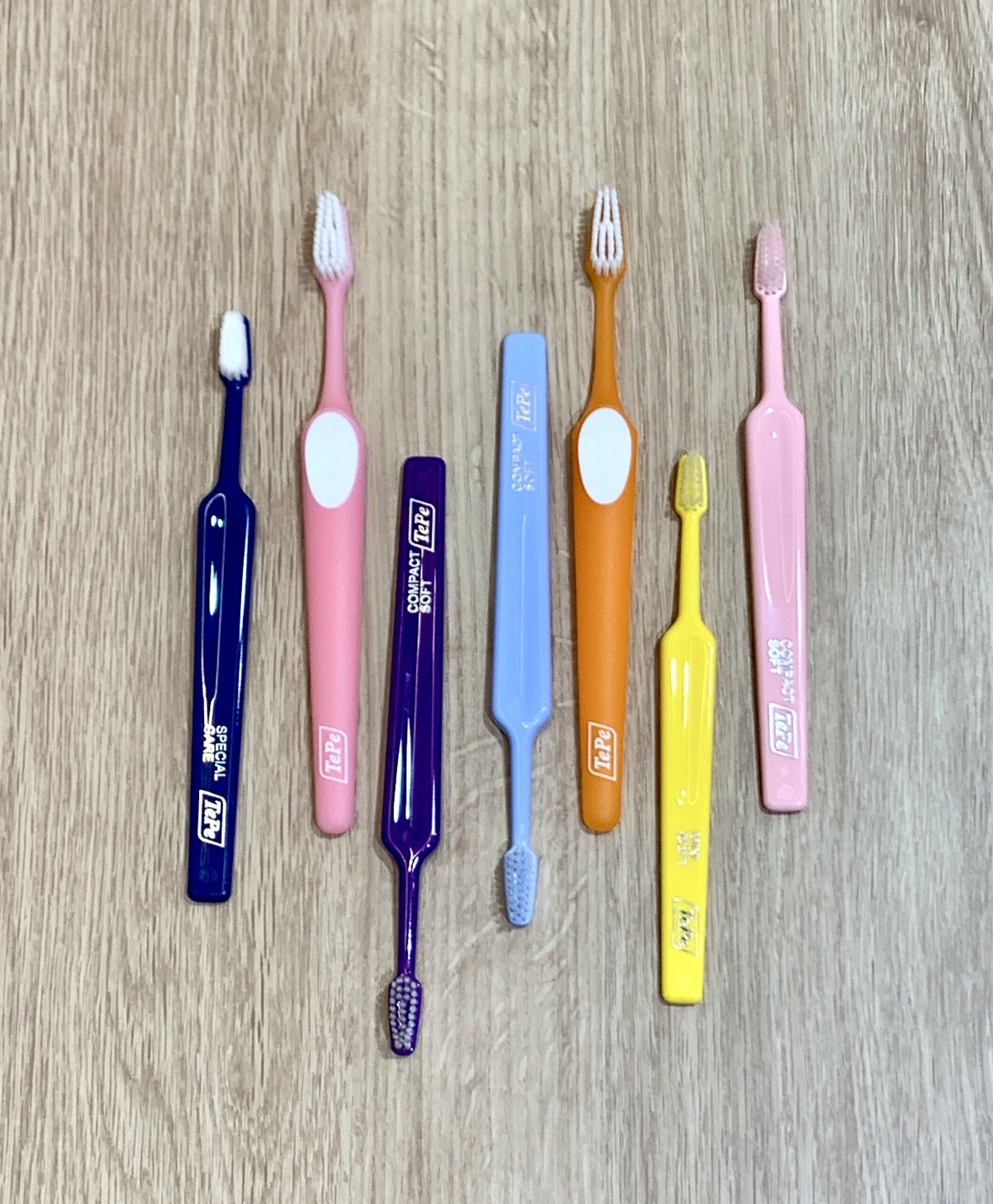 木製ホルダーに並んだ歯ブラシ